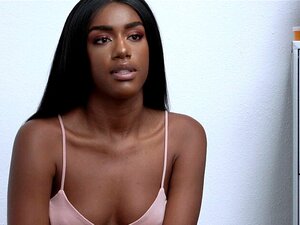 La femme noire Ashley Aleigh se fait bouffer la chatte. Le Lp Officer