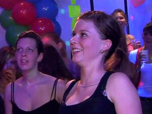 Actes sexuels coquins et osés. Fête sexy et pécheresse avec des