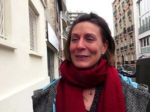 Cheveux bruns plus âgés, Laura est allée à un casting d'épisode