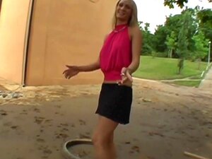 The Missionary Tree Fuck, Cette semaine, la fille envahie en public