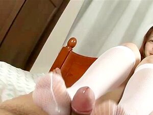 Habillée en infirmière sexy, la nana asiatique Ai Ootomo s'est