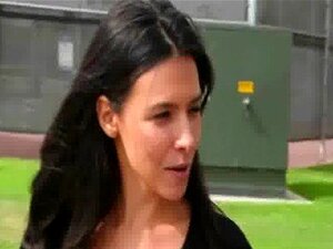 Petite désespérée nue en public et baise pour payer le loyer 6