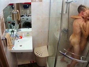 Femme maigre et chaude baisée durement sous la douche. Un couple en