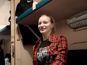 Une voyageuse a séduit un mec dans le train et lui a fait une pipe et