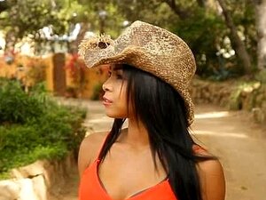 Un couple partage la baise d'une mignonne Latina