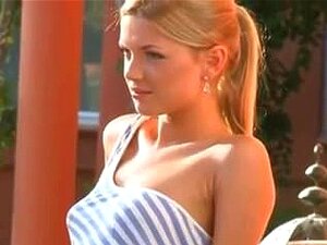 C'est la vraie beauté blonde