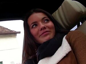 Une jolie auto-stoppeuse a un beau cul