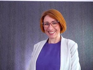 La nympho rousse Julie Holly reçoit une éjaculation faciale