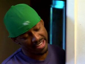 Une blonde chaude adore baiser une grosse bite devant de nouveaux