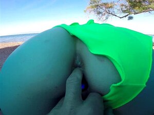 Un inconnu m'a surpris en train de me baiser le cul sur une plage