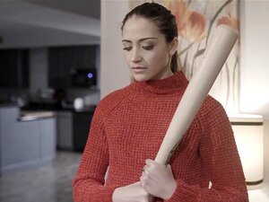 Une petite salope maigre et timide baise son harceleur à grosse bite.