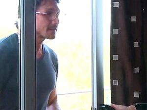Femme au foyer suce une grosse bite