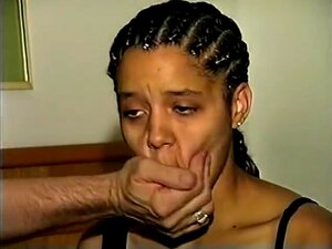 Fille ébène bâillonnée avec du bourrage et du ruban adhésif,