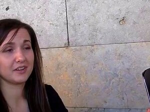 Sexe mignon sur le banc en public