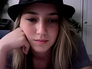 Une blonde séduisante t'invite dans sa session webcam intime. Elle