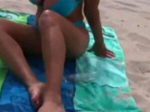 Maman mature aux gros seins naturels incroyables nue à la plage