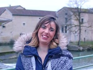 La salope fraîche Cindy avale deux bites dans sa chatte