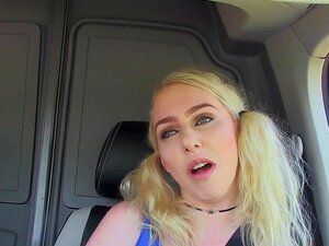 Matez cette jolie blonde aux seins énormes se faire baiser en public