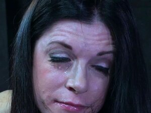 Esclave sexuelle attachée pour punition. Esclave sexuelle flagellée