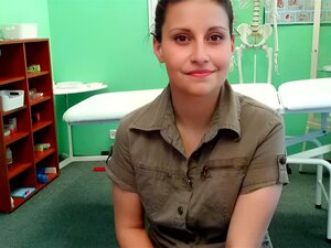 Une nana tchèque se fait percer lors d'un examen médical par un faux