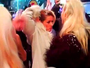 Les stars du porno chaudes baisent dans un club