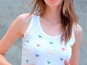 Petite mignonne sexy montrant sa chatte mouillée partie 6