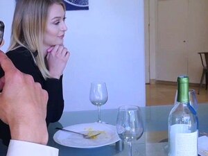 Le patron du mari suce la bite par Natalie Starr pour la promotion.