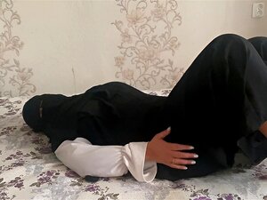 Arabe avec de gros seins obtient l'orgasme