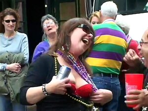 Entrez dans la folie de Mardi Gras dans les rues! Des salopes chaudes