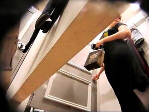 Une MILF séduisante découvre son cul merveilleux dans la cabine