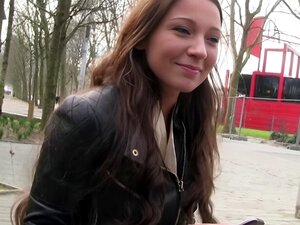 Découvrez Julie, la magnifique beauté qui offre un plaisir