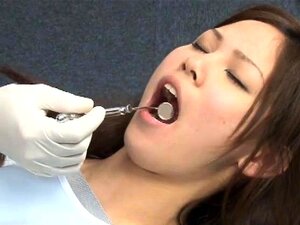 Douce babe japonaise prend une grosse giclée de sperme dans la bouche