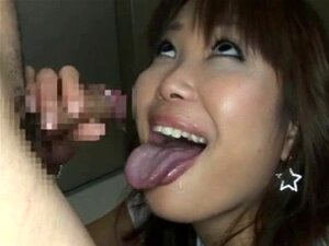 Une jolie fille japonaise à longue langue suce et recueille du
