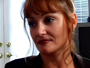  Salope MILF Rousse Sexy a une Sueur Sexy avec un mec frais. 