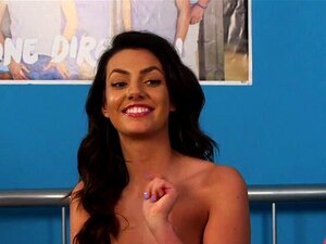 Une dominatrice CFNM rabaisse un mec. Sa dominatrice CFNM rabaisse un