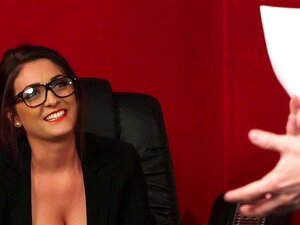 La patronne CFNM regarde. La patronne cfnm classe avec des lunettes