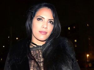 Amatrice espagnole aux gros seins et cheveux noirs en manteau de