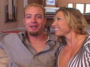 Une mignonne rejoint un couple en chaleur pour une tryst sexuelle