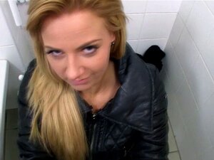 Une jolie nana européenne suce une bite dans des toilettes publiques.