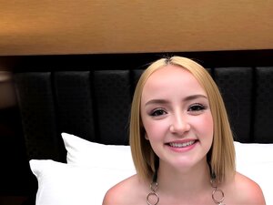 Regardez cette petite mignonne aux yeux verts et aux taches de