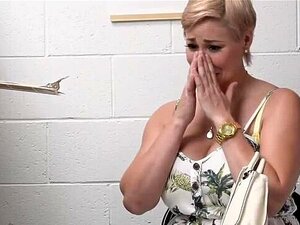 Ryan Keely se fait plier et sa chatte se fait défoncer fort par