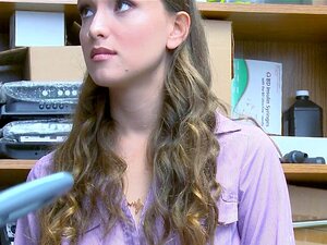 Izzy est attrapée par les cheveux jusqu'à une gorge profonde sur la