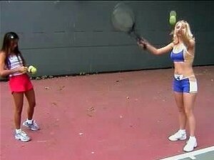 Girls in Love - Katie et Sabrine dans une leçon de tennis lesbienne