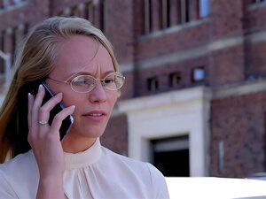 Un thérapeute a envoyé Dakota James, une femme d'affaires blonde et