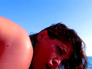 Des gros seins, des belles-belles-belles-filles de plage et des