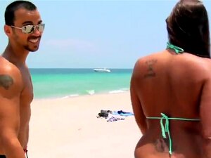 Un couple amateur mignon passe du temps sur la belle plage. Lexxy et