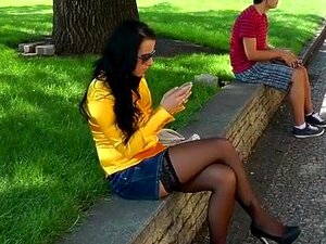 Ma chérie aux seins en bas nylon se masturbe dans la rue. Quand j'ai