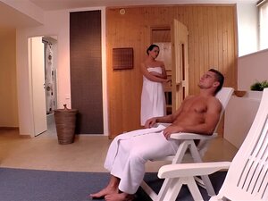 Brunette Tchèque Bombshell Nata Lee: Rencontre excitée au Sauna avec