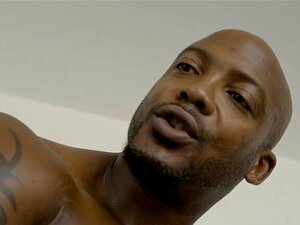 Une nana masseuse se fait prendre en anal par deux mecs noirs. La nana
