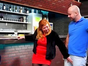Un Barman Mélange un Cocktail Choquant: Sperme et Pipi sur les Gros